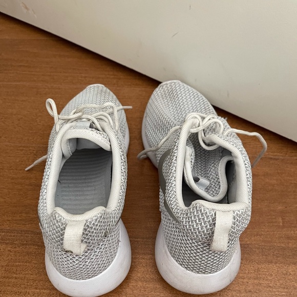 Nike Roshe One Sneaker in Light Grey/Silver - Picture 5 of 9